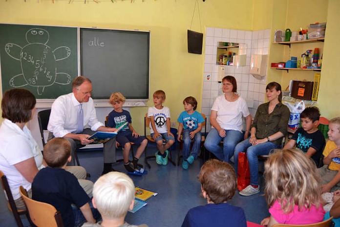 Oberbürgermeister Hans-Dieter Schlimmer liest an der Grundschule Arzheim